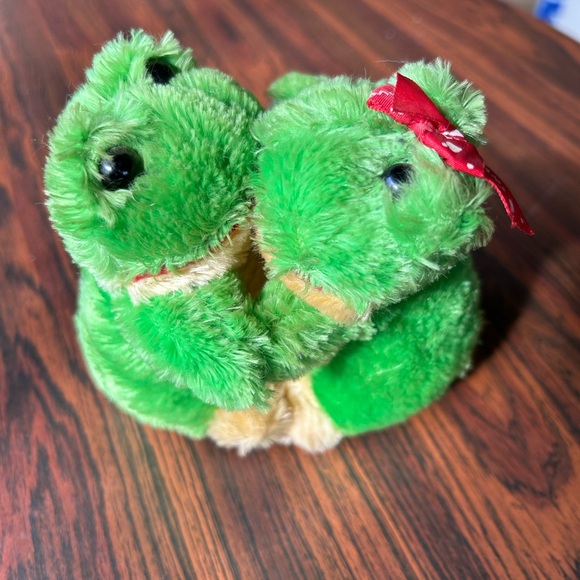 Dan Dee Collectors Choice Plush Frogs Valentine Kissing pair . - Picture 2 of 4